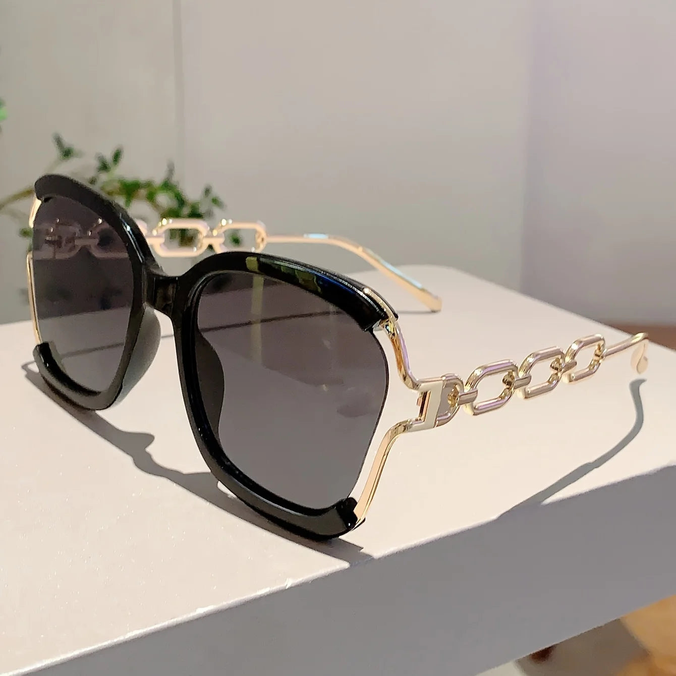 Chic Square Fashion Glasses, Gradient Lens, Detachable Faux Pearl Chain - Trendy, Stylish for Streetwear & Party Accessory