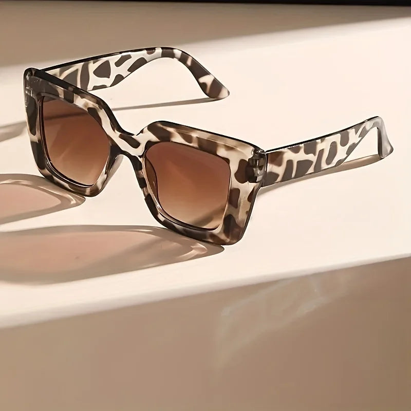 Leopard Retro Oversized Fashion Glasses For Women Chic Large Frame Glasses Perfect For Vacation Beach & Travel